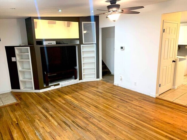 Building Photo - Updated 3 Bedroom Large Backyard