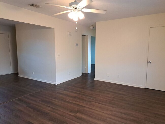 Foto del edificio - 3704 E 11th St