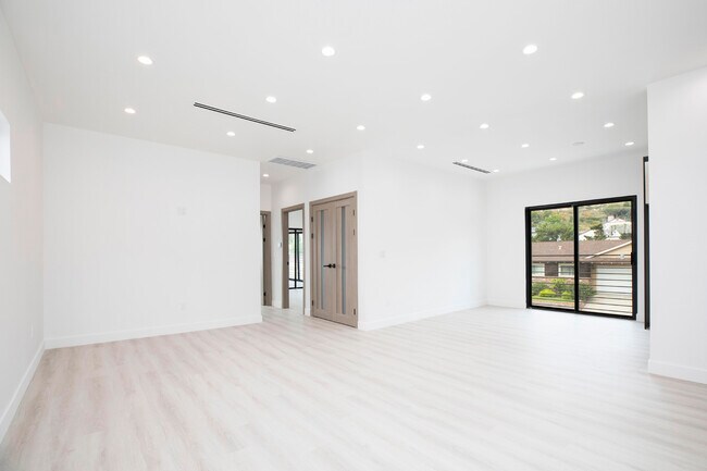 Building Photo - 950 Cornell Dr