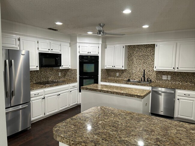 Building Photo - Fairway Oaks Garden Home