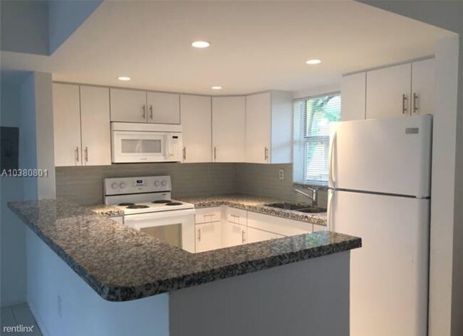 Building Photo - 9367 Fontainebleau Blvd