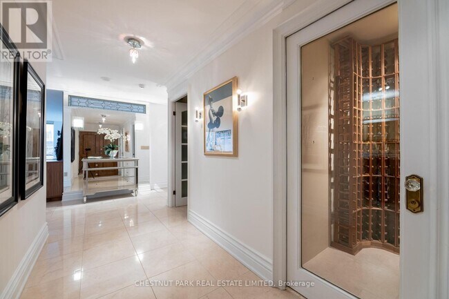 Photo du bâtiment - 110 Bloor St W