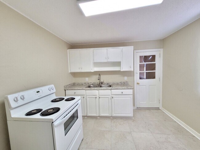 Foto del edificio - MOVE IN SPECIAL: Waived $350 Cleaning Fee!...