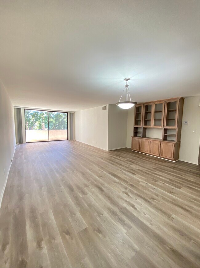 Foto del edificio - 15222 Magnolia Blvd
