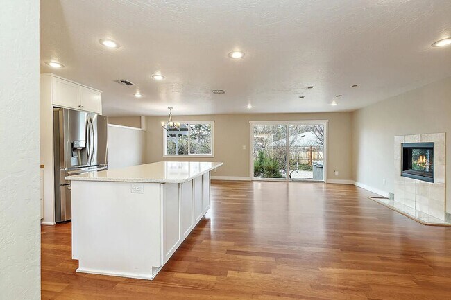 Foto del edificio - Beautiful home on large, landscaped flag lot - Available March