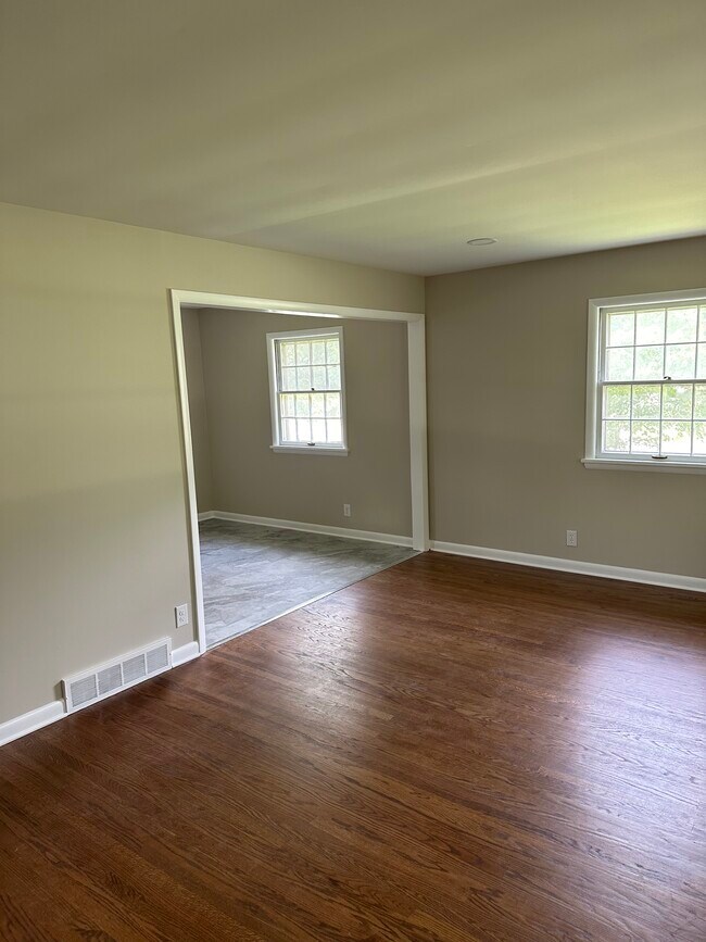 Building Photo - 4624 Fox Run Rd