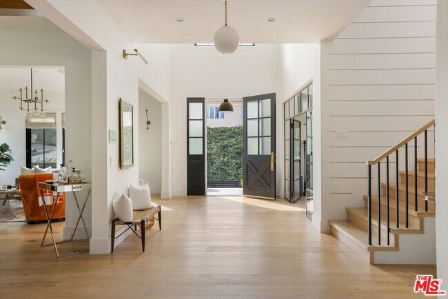 Foto del edificio - 16101 Royal Mt Dr