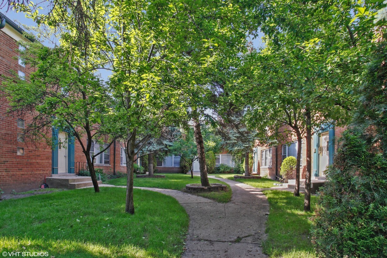 Primary Photo - 2108 W Farragut Ave