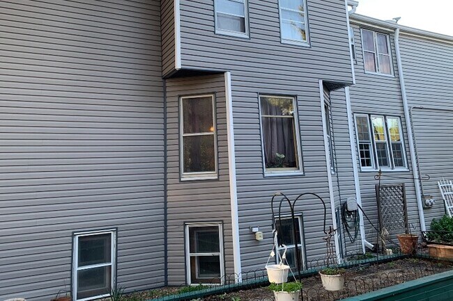 Side view - 308 Marengo Ave