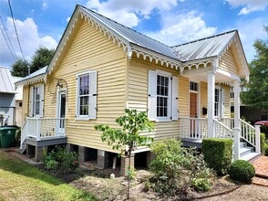 Building Photo - 716 Sabine St