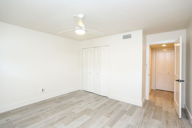 Building Photo - ***BEAUTIFUL 3BDRM/2BATH NAPLES BATH AND T...