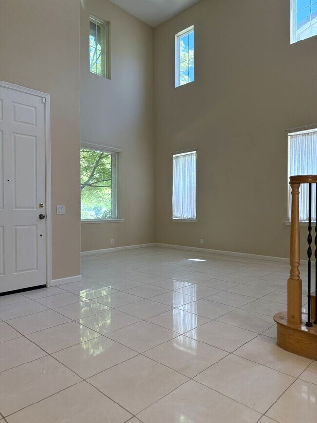 Foto del edificio - Available NOW and a Must SEE!