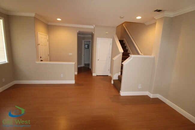 Foto del edificio - $3,895 - Beautiful 3bd/2.5ba Townhouse in the Palmia Community near Hwy 85 and Cottle!