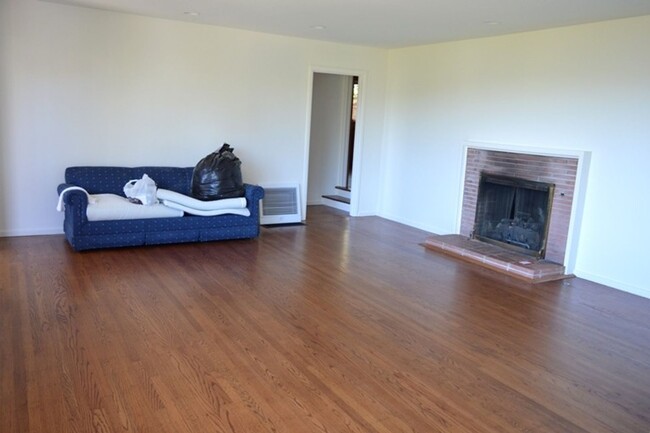 Building Photo - Sausalito Home with Big Views and Vintage ...