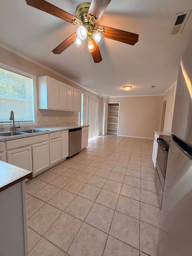 Building Photo - 104 Yellowleaf Dr
