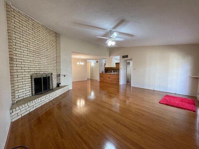 Foto del edificio - COMING SOON - SPACIOUS 3 BEDROOM 2 BATH BRICK HOME