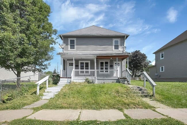 Building Photo - Newly Updated 2 Bedroom Home – Bright, Mod...