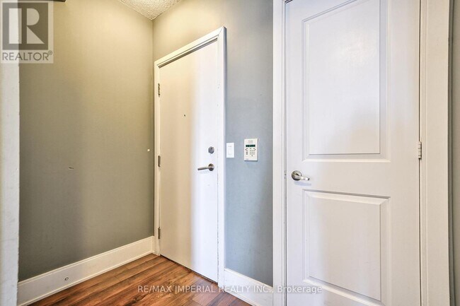 Photo du bâtiment - 330-1330 Burnhamthorpe Rd W