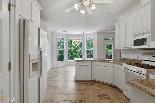 Building Photo - 3645 Lakeview Dr