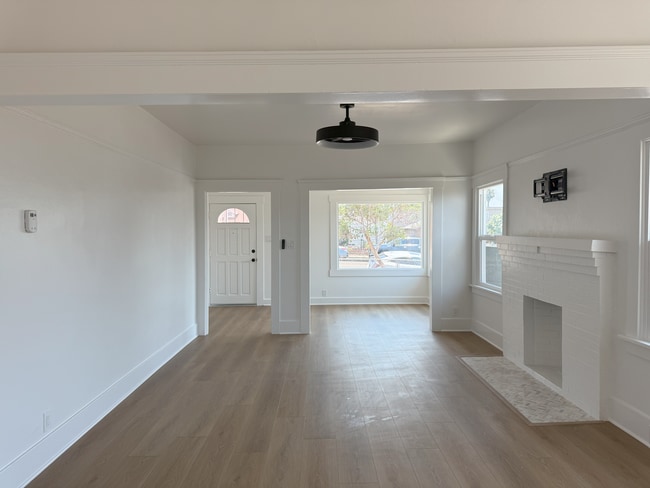 Foto del edificio - 1033 E 16th St