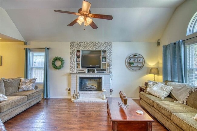 Family Room - 714 Saint Lucy Dr