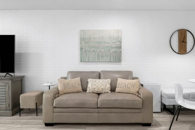 Building Photo - 8817 S Thomas Dr