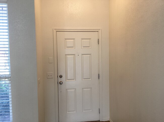 Building Photo - 4129 Queens Dr
