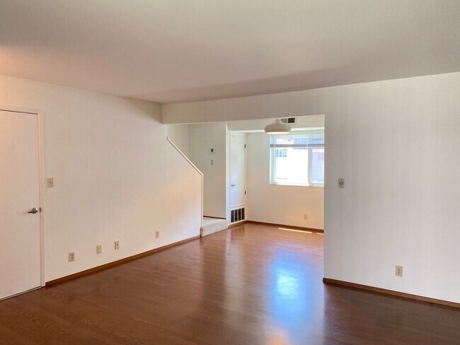 Foto del edificio - Two Bedroom Townhome W/ Parking, Dishwasher & In Unit Washer/Dryer!