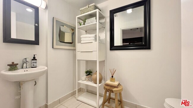 Foto del edificio - 5633 Carlton Way