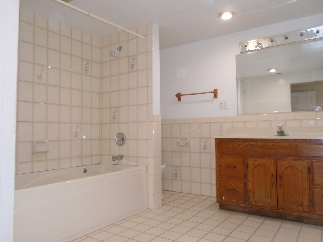 Primary Photo - 2208 Elizabeth Ave
