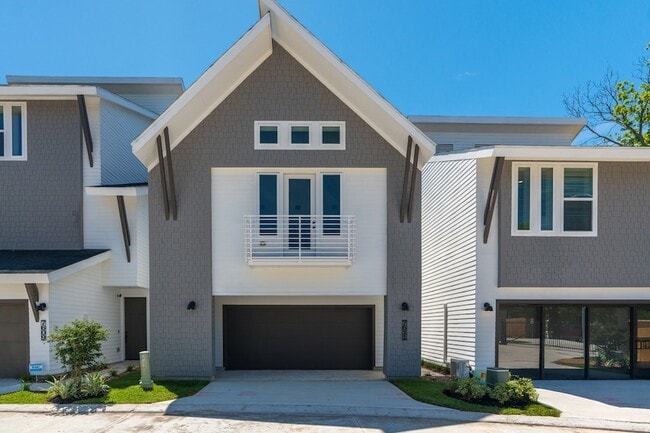 Building Photo - 7605 Victory Dr