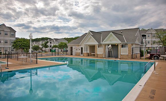 Piscina al aire libre y terraza - Woodland Creek