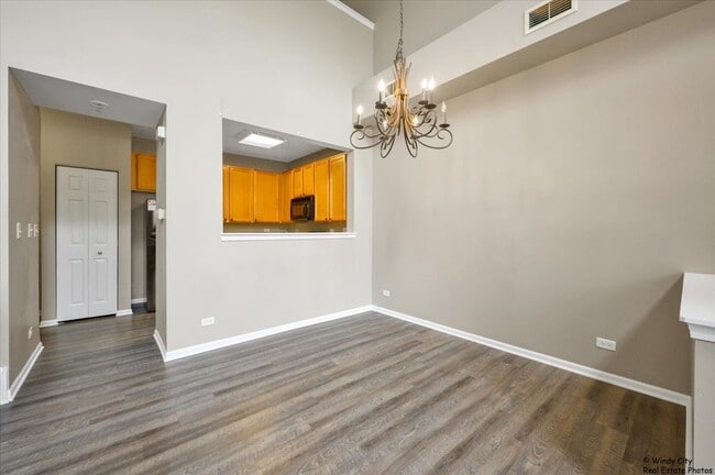 Foto del edificio - 2571 Hillsboro Blvd