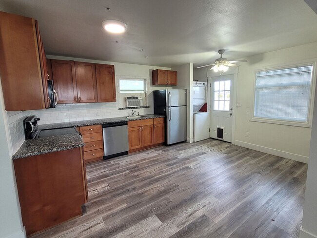 Foto del edificio - House with Fenced Backyard & May Rent Free
