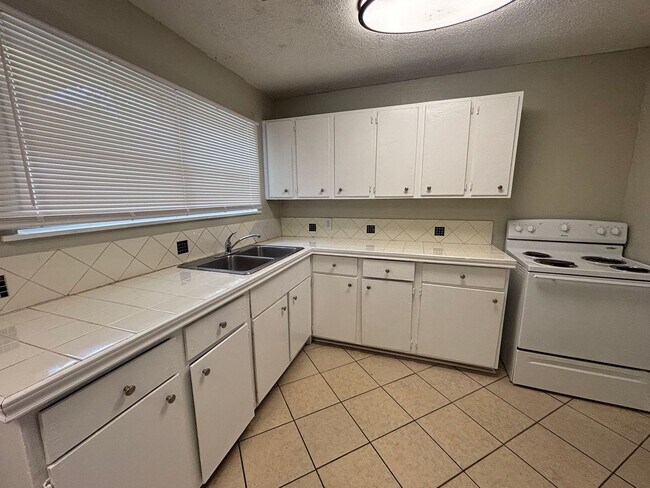 Building Photo - Lovely 4 Bedroom 2 Bath Home with Detached 2 Car Garage and Fully Fenced Huge Yard!!