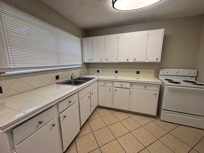 Foto del edificio - Lovely 4 Bedroom 2 Bath Home with Detached 2 Car Garage and Fully Fenced Huge Yard!!