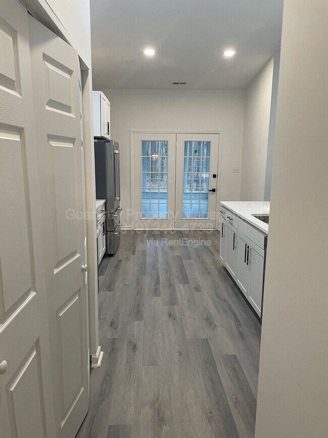 Foto del edificio - 8029 McGuire Dr