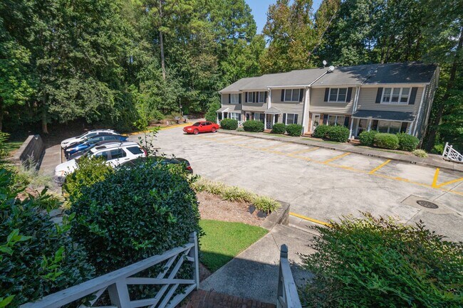 Foto del edificio - A must see 2 BEDROOM Townhome ! Convenient...