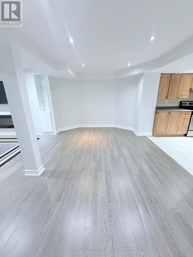 Building Photo - 70 Robertson Close