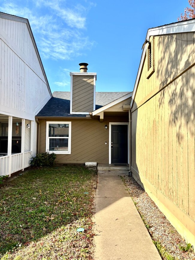 Building Photo - Adorable Broken Arrow Home