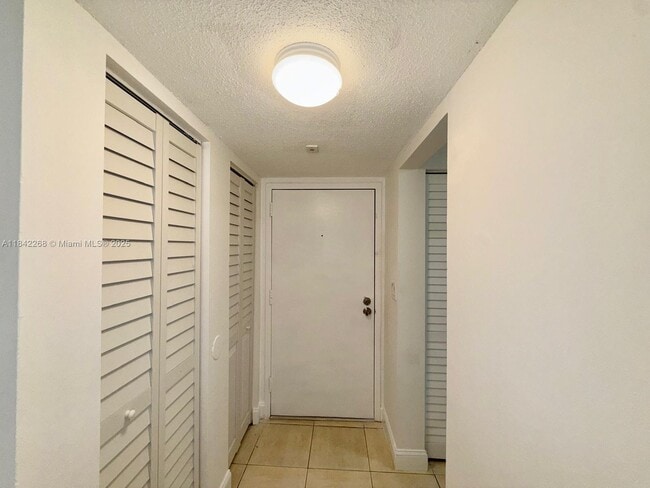 Building Photo - 10405 N Kendall Dr
