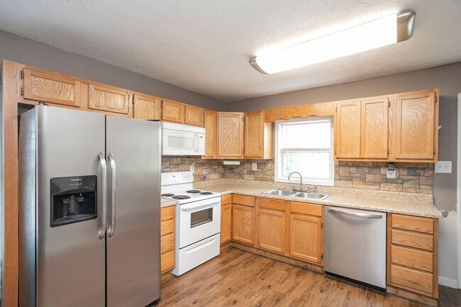 Foto del edificio - 3 Bed home in Carthage with large basement!