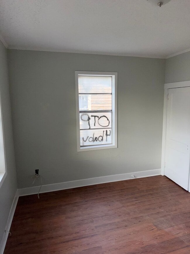 Building Photo - 5 bedrooms 2 baths