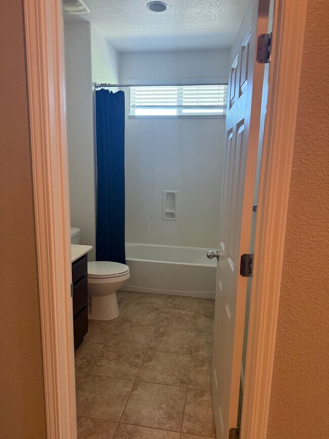 Building Photo - GORGEOUS 3 BEDROOM 2.5 BATH TOWNHOUSE