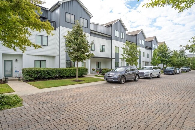 Building Photo - Location, Location , Location with this Be...