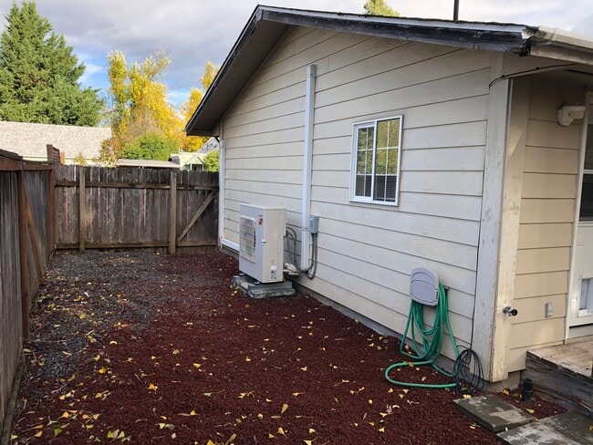 Building Photo - Updated 2 bedroom, 2 bathroom duplex in Sp...