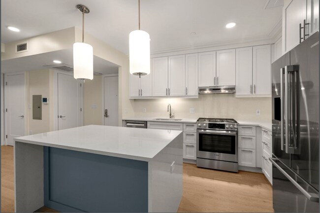 Building Photo - 305 Border St