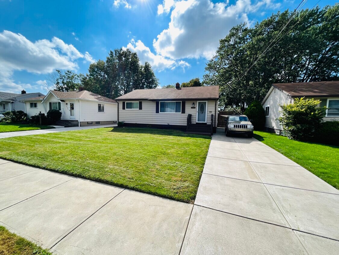 Primary Photo - 6016 Alvin Dr