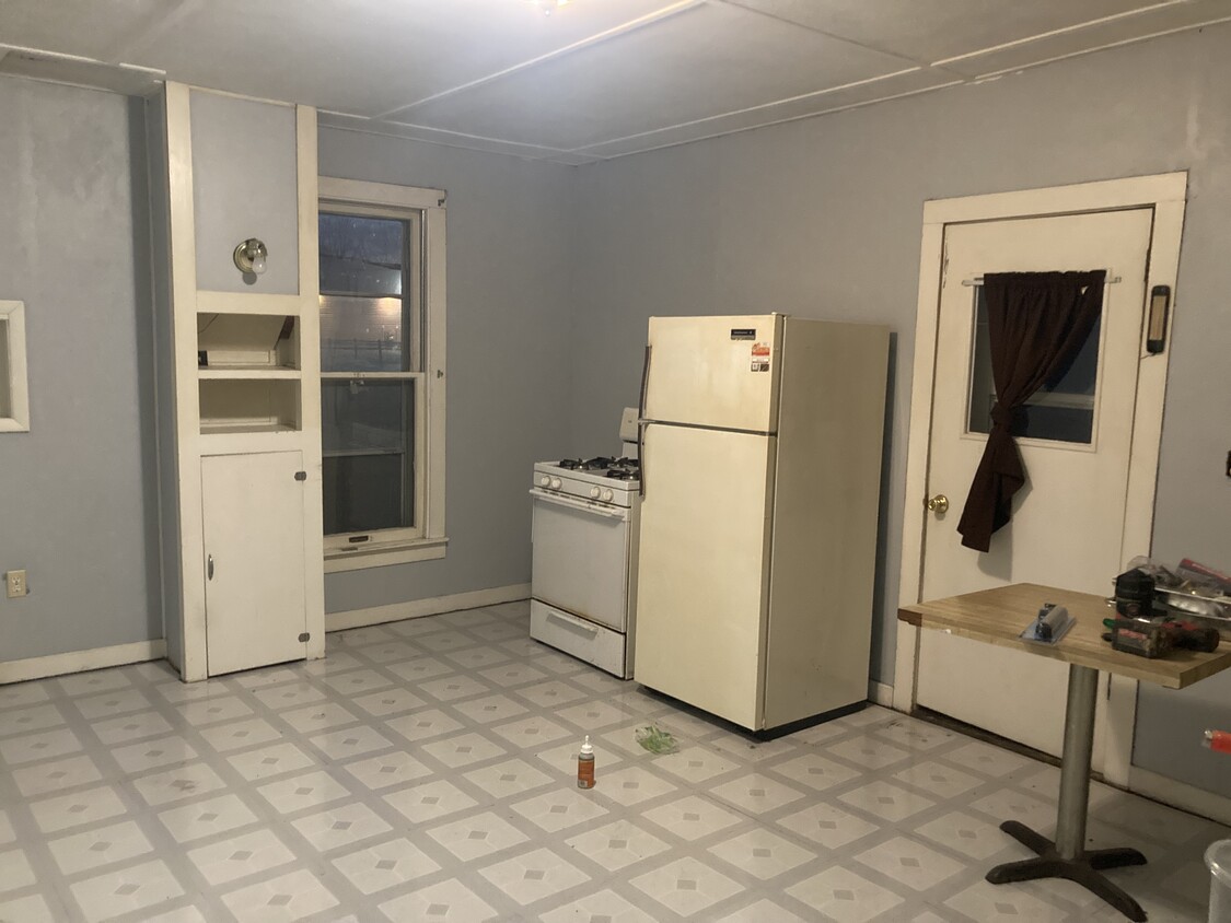 kitchen area - 314 S Park St