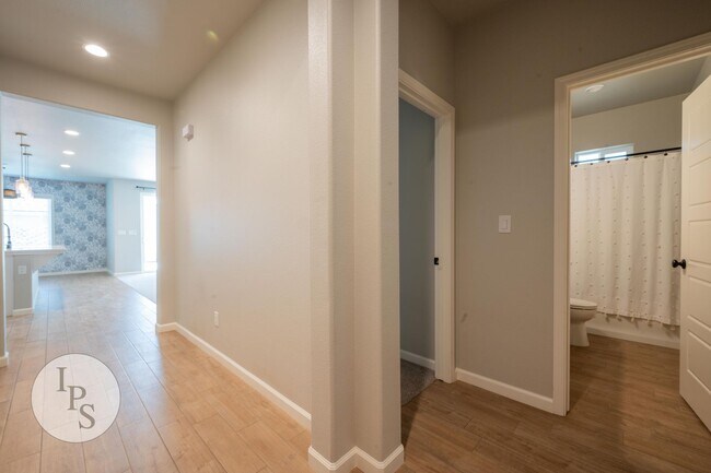 Building Photo - Madera Tesoro Viejo Home, 3BR/2BA, SOLAR B...
